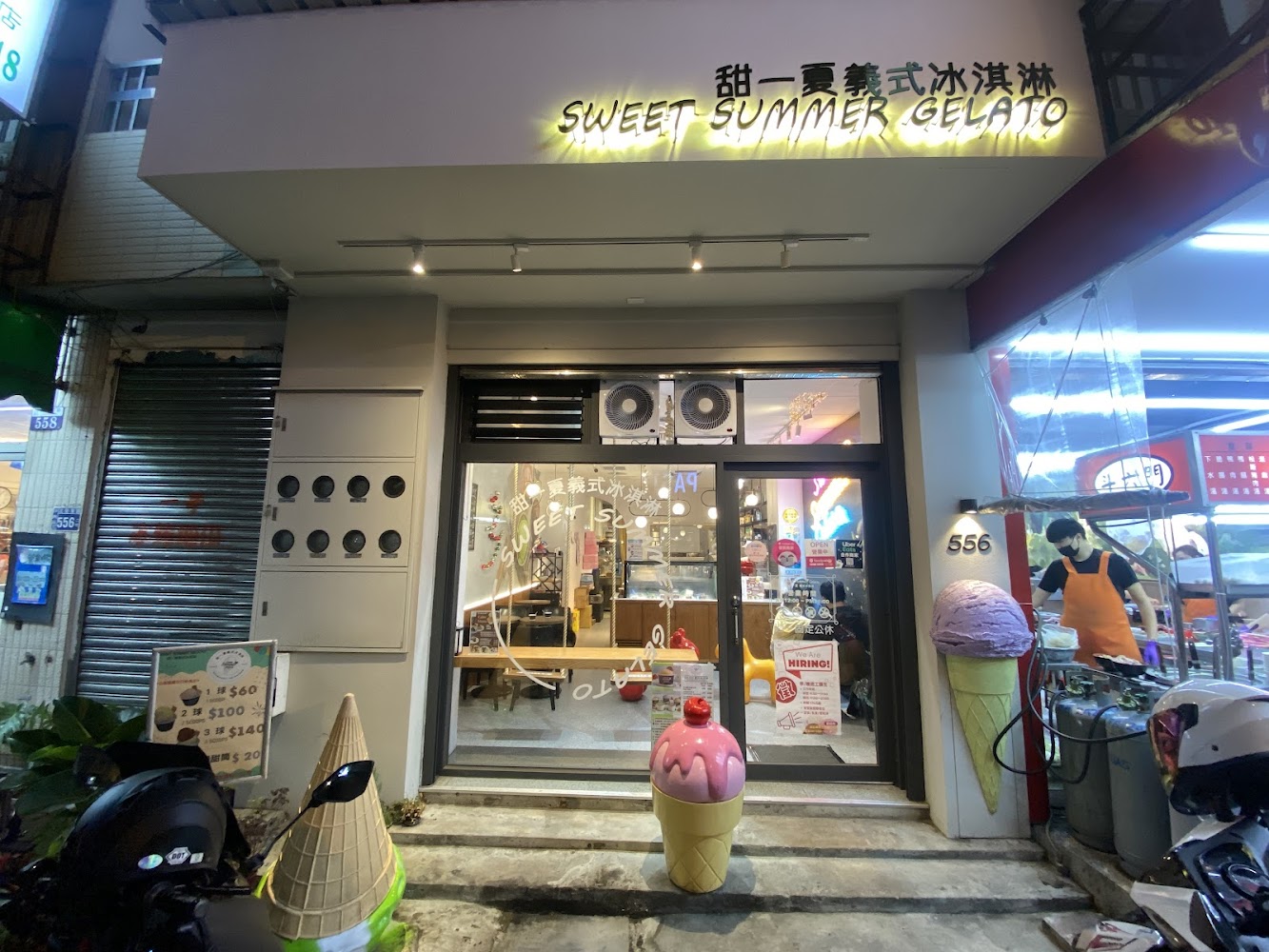 甜一夏義式冰淇淋店門口外觀明亮,門前有冰淇淋造型裝飾