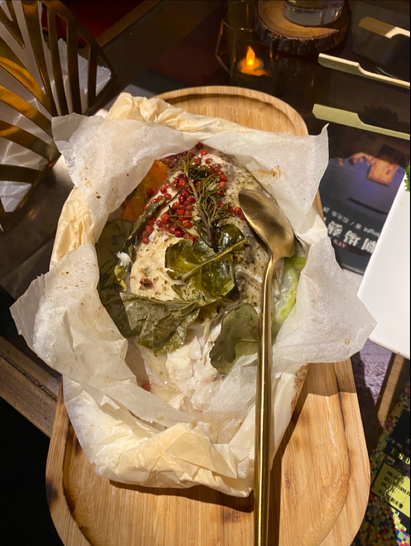 一酒點意美術館紙包烤魚料理