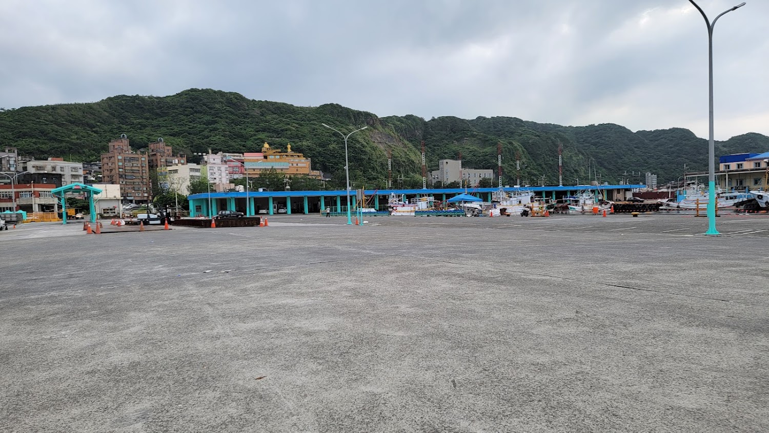 八斗子魚市場附近寬廣港區與漁船景觀