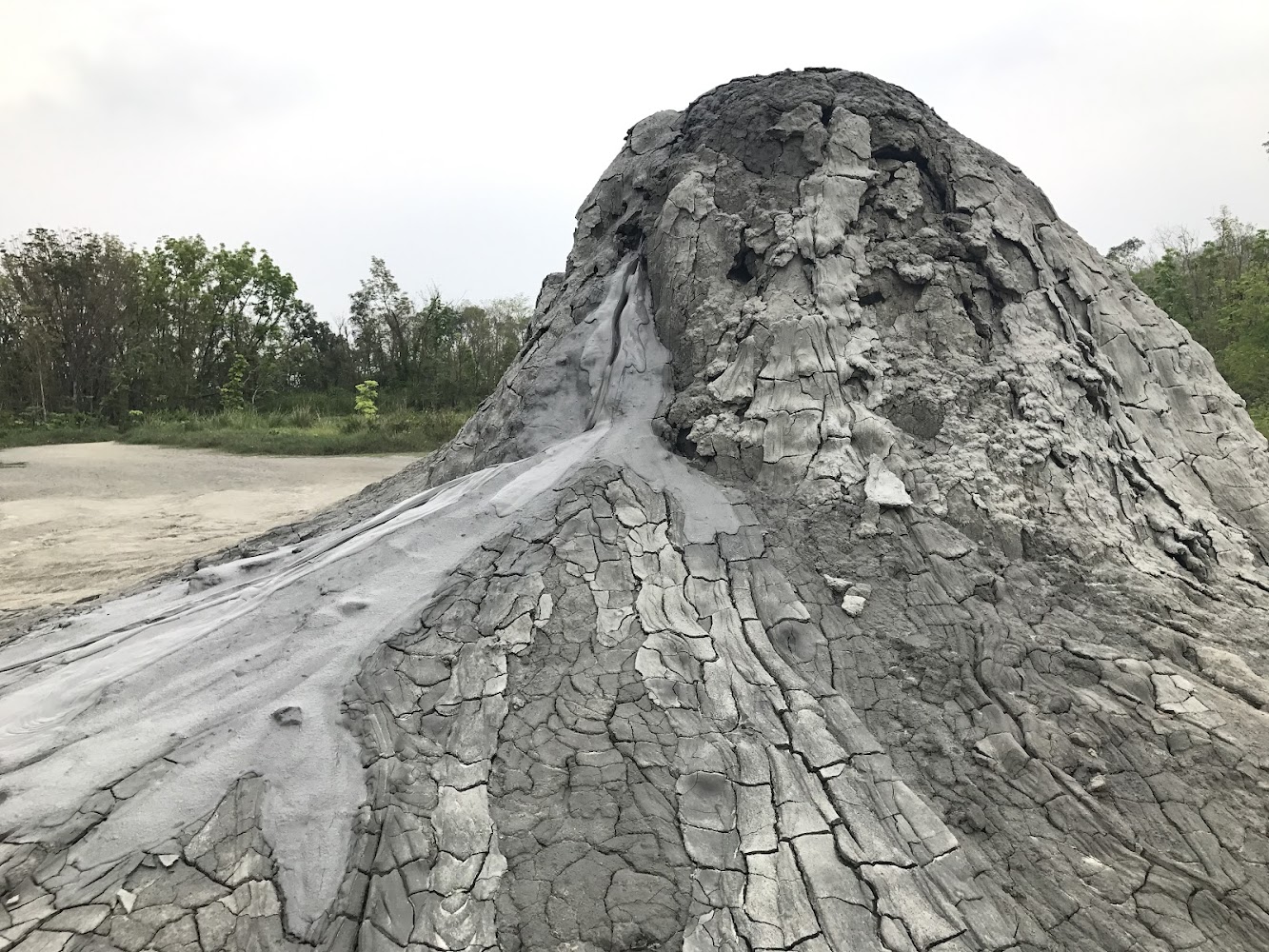燕巢泥火山乾裂表面