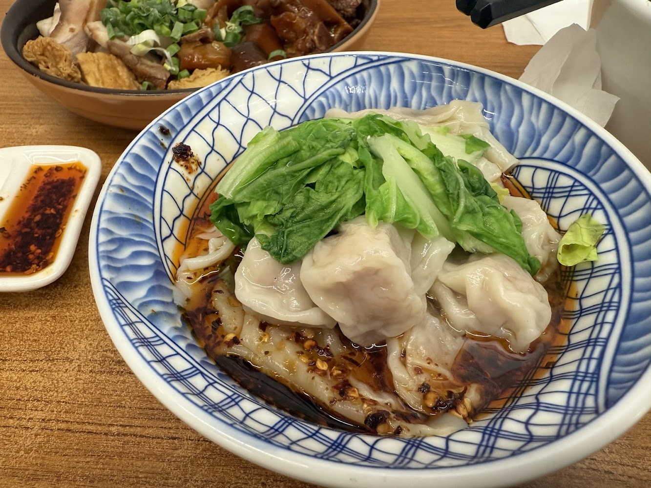 東引快刀手紅油抄手與滷味