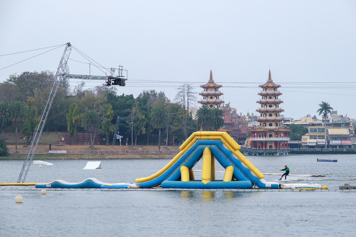 Lotus WakePark 水上充氣設施與滑水
