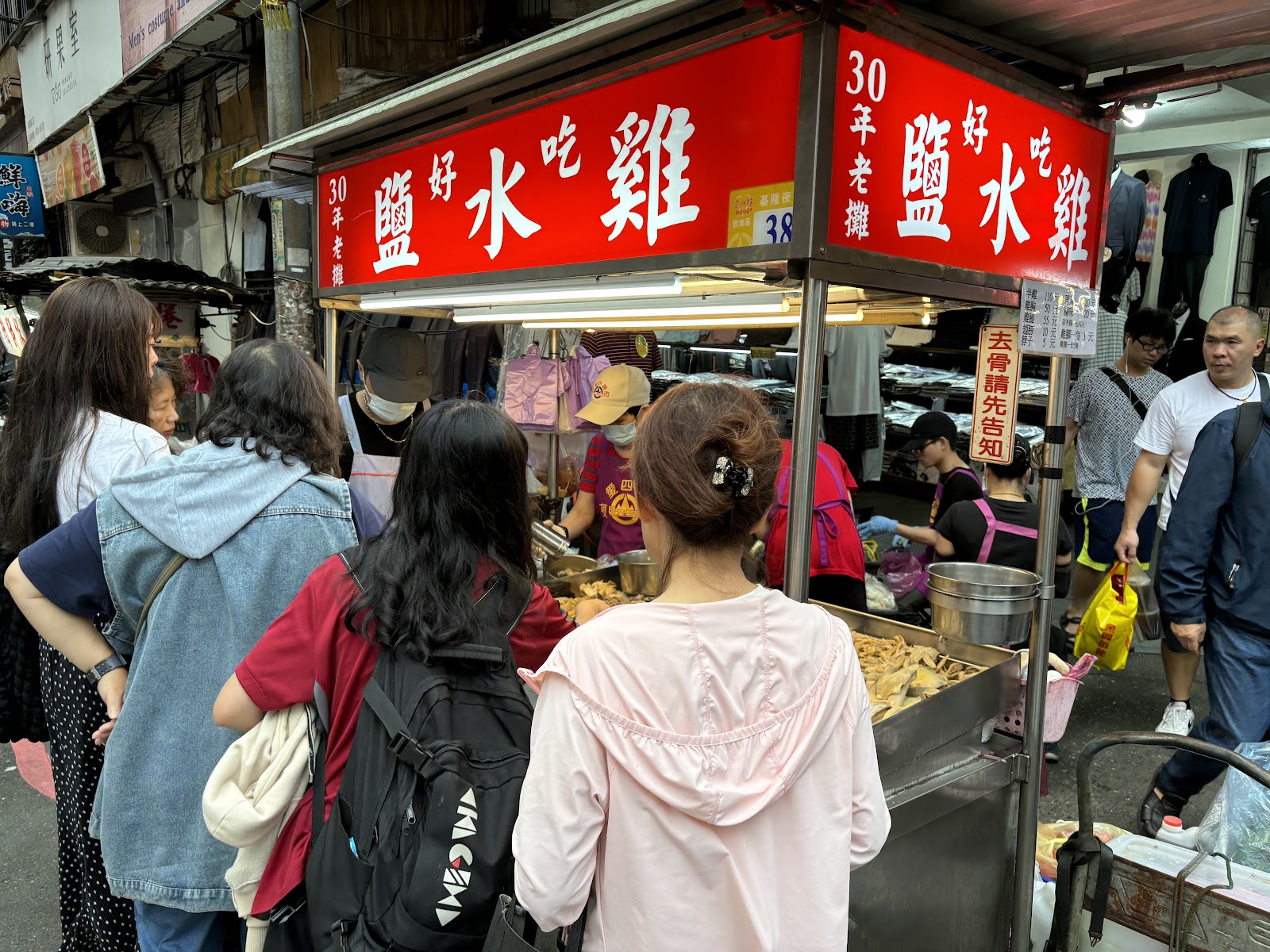 基隆廟口30年老攤鹽水雞,白嫩雞肉配薑汁蒜末