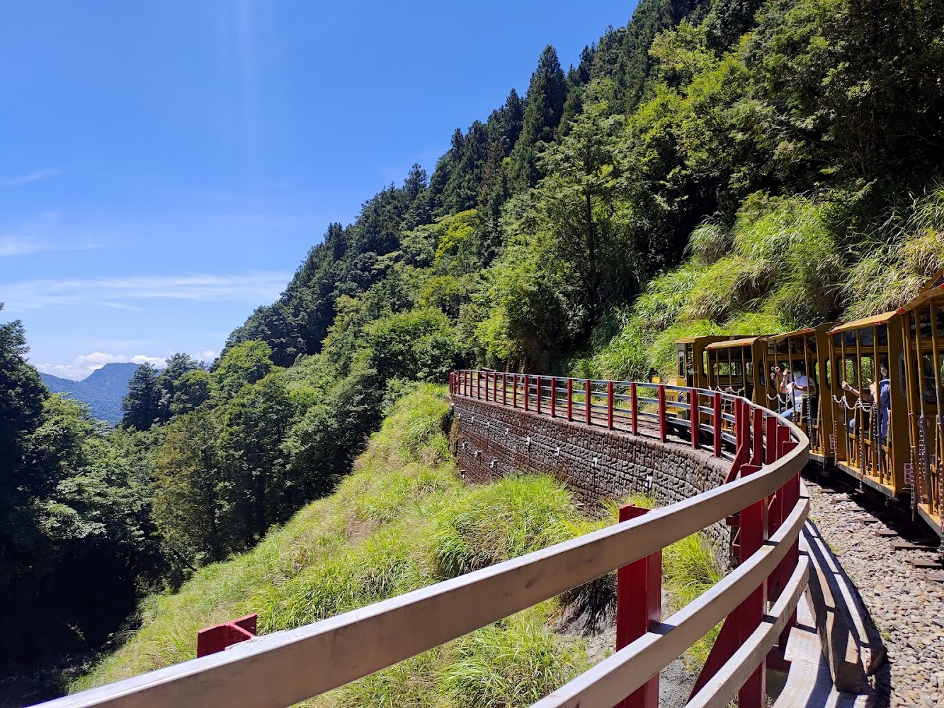 黃色蹦蹦車行駛在太平山森林鐵道上