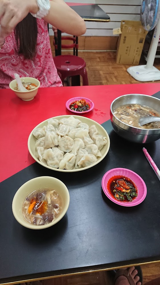 大盤水餃搭配幾碗酸辣湯和沾醬