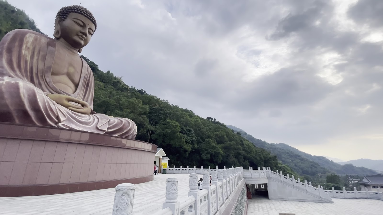 六龜大佛側面仰拍，氣勢磅礴的銅色大佛高聳入雲