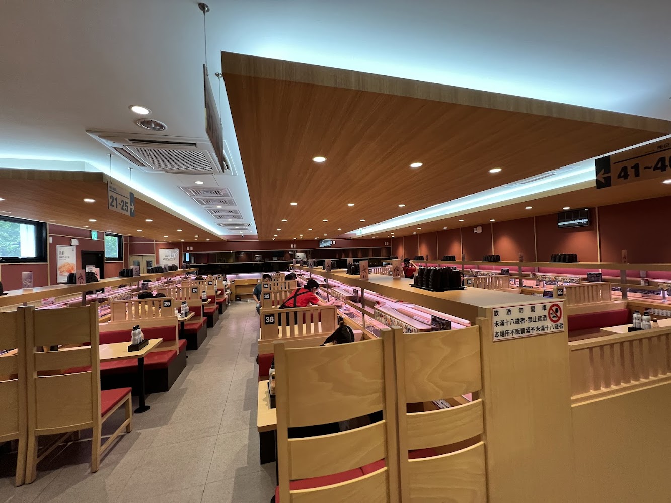 壽司郎高雄美術館店內部座位區