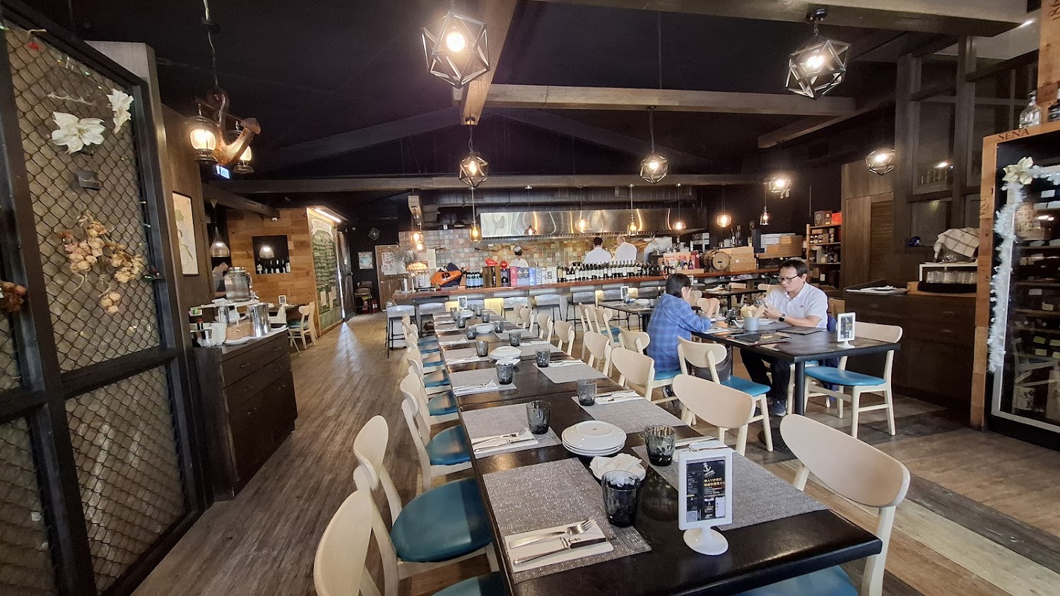 波特廚房餐酒館柔和燈光的內用用餐區