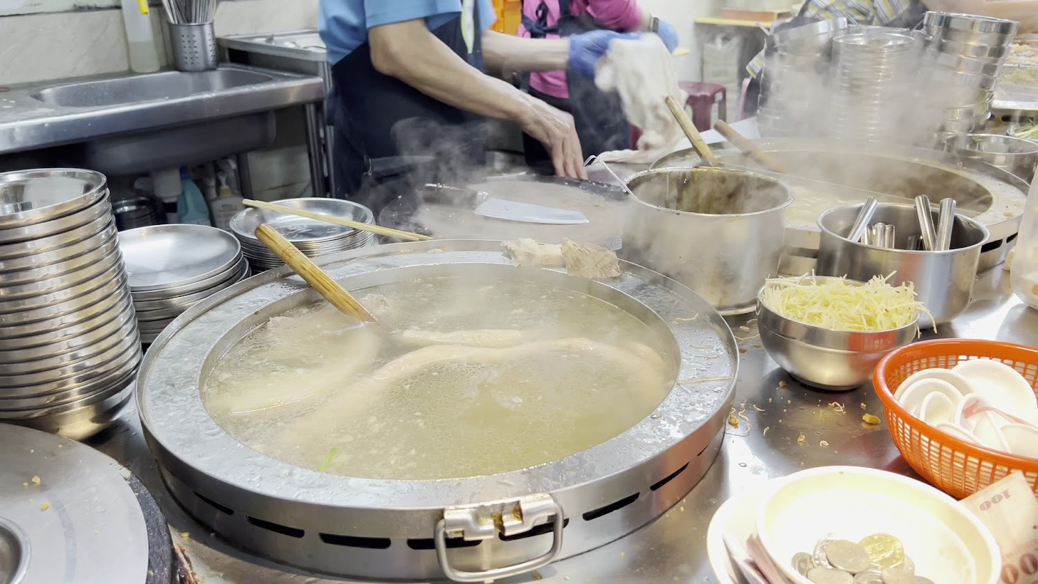 市場小吃廚房正煮著大骨湯