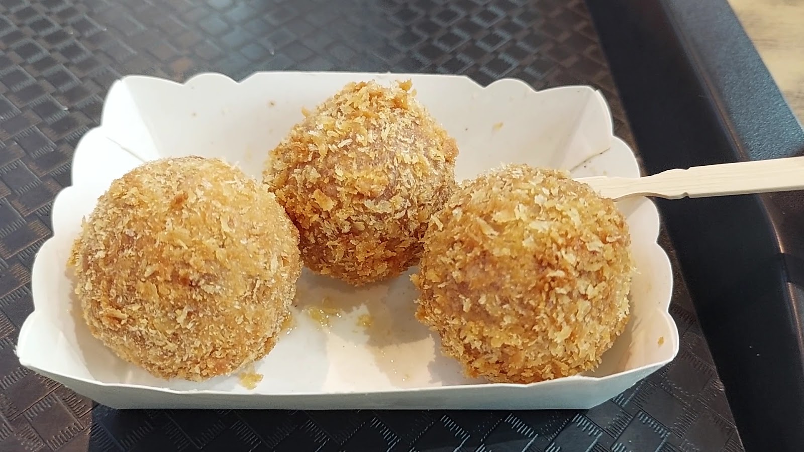 小奇芋冰老店三顆金黃酥脆炸芋球，外皮香脆內裡鬆軟