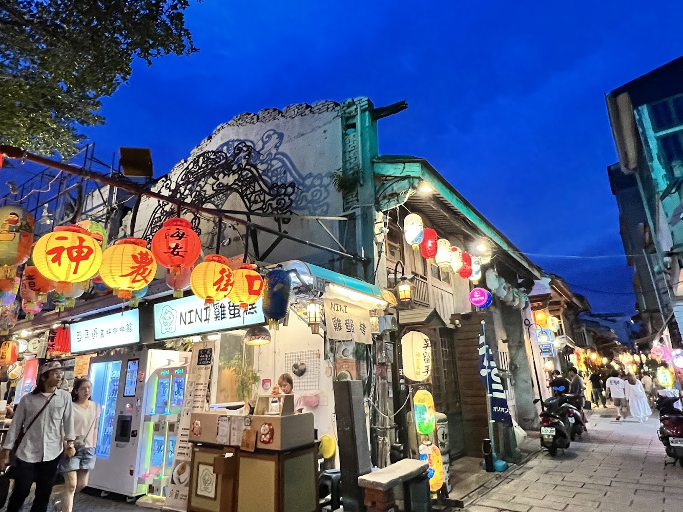 神農街夜晚熱鬧燈籠街景