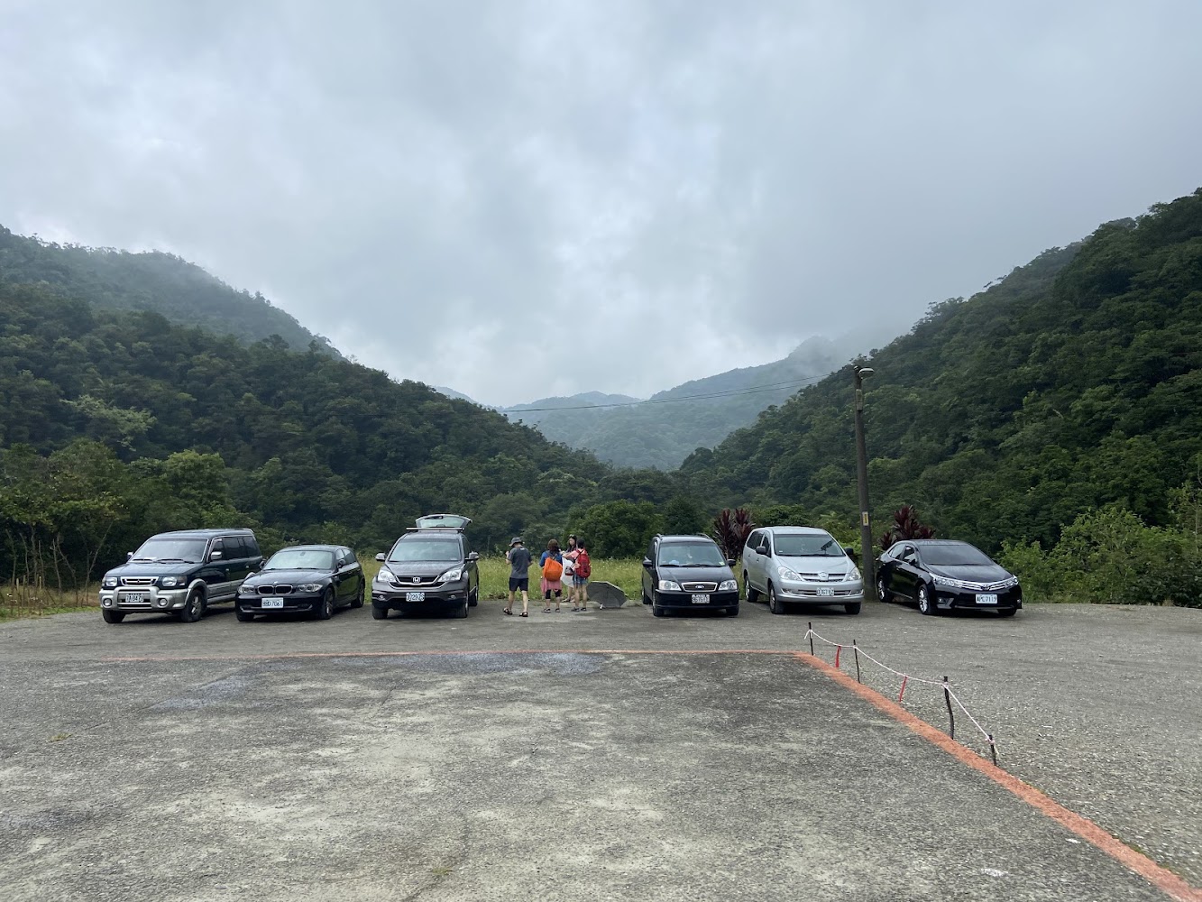 山區停車場停放多輛汽車