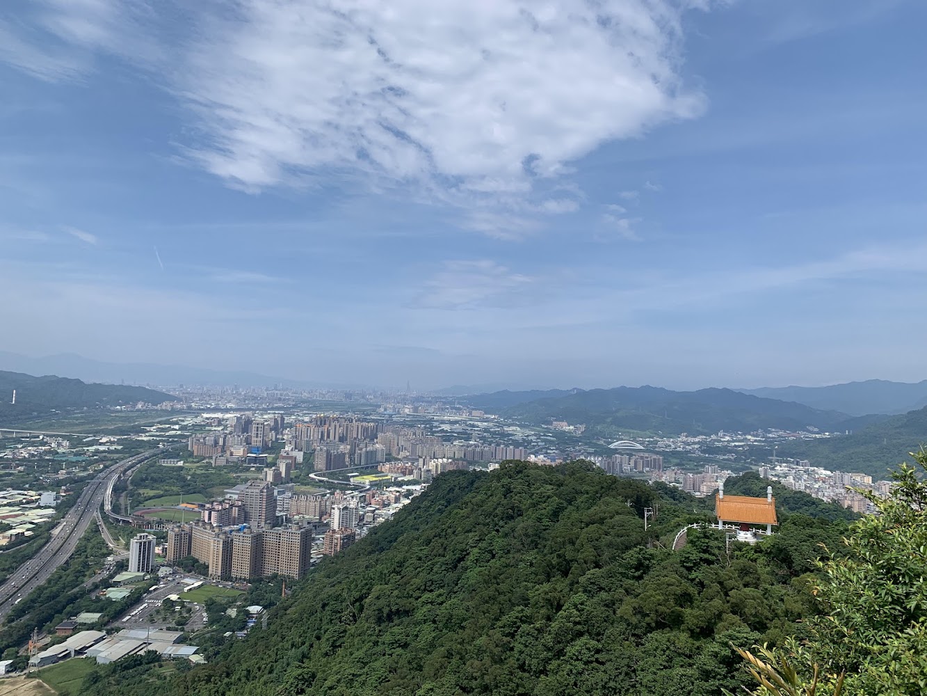 鳶山登山步道俯瞰三峽城市全景