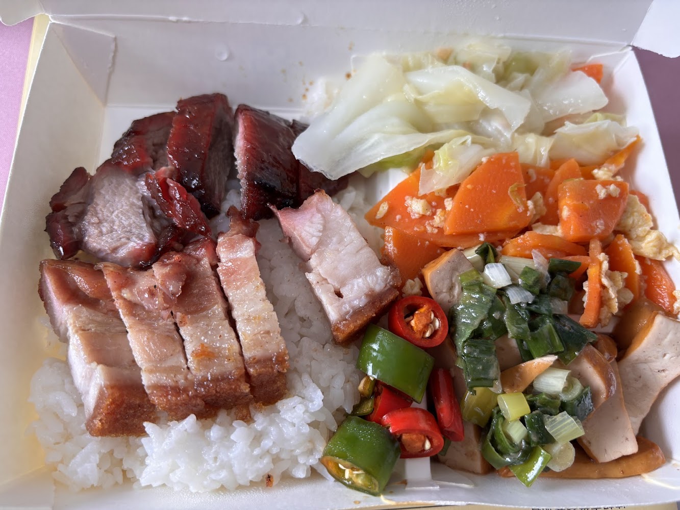 淡江大學美食廣場外帶便當包含燒肉叉燒與多樣配菜