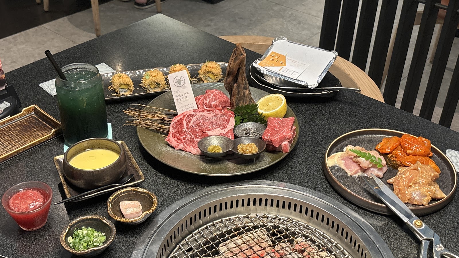碳佐麻里精品燒肉高雄時代店全桌套餐俯拍燒烤爐和牛組合壽司卷雞肉