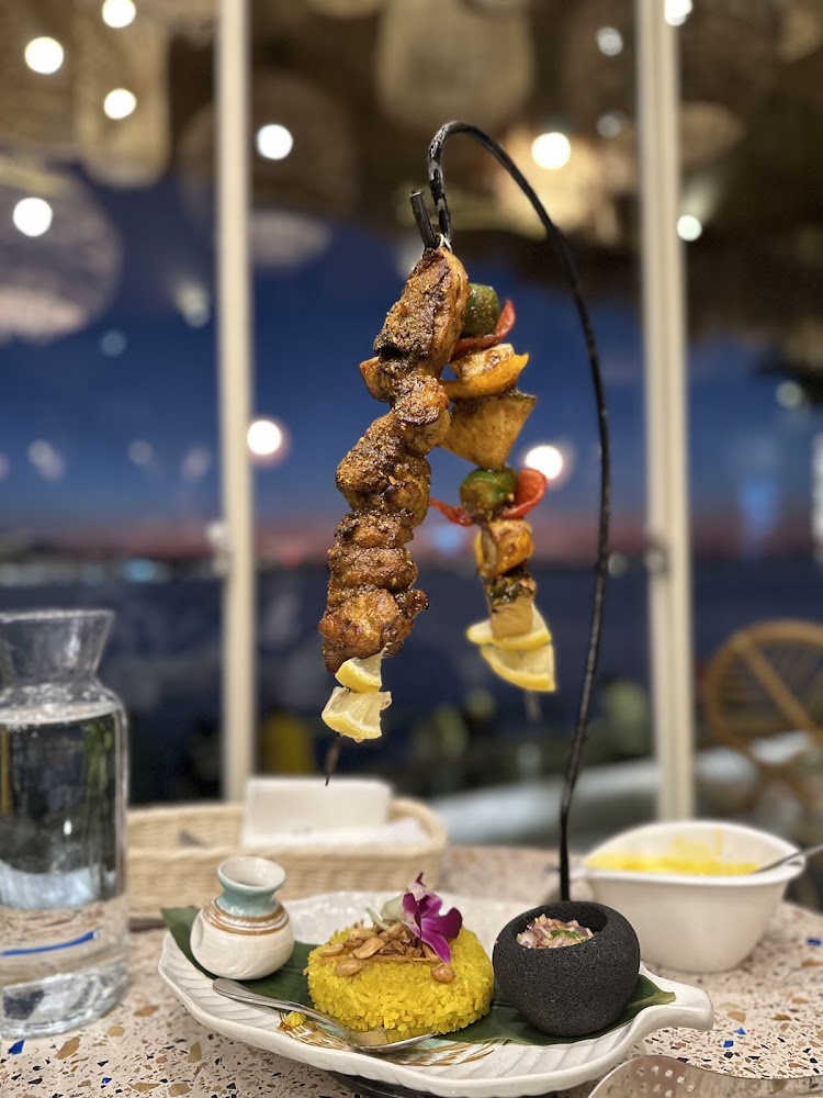 吊掛式烤肉串搭配黃飯與醬料