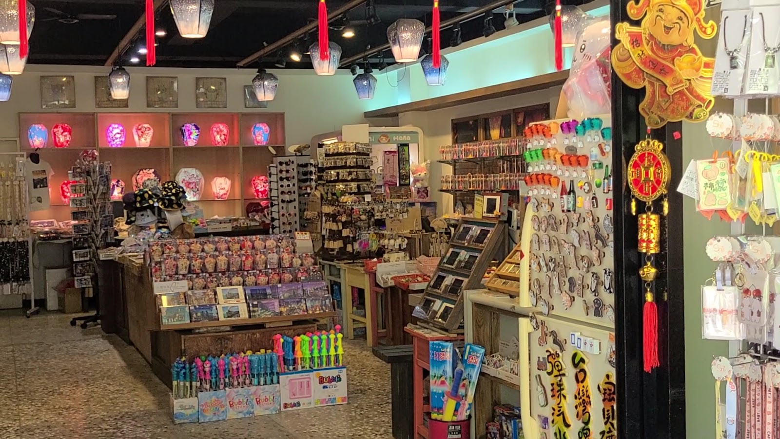 平溪老街天燈紀念品店內部，各式天燈與伴手禮琳琅滿目