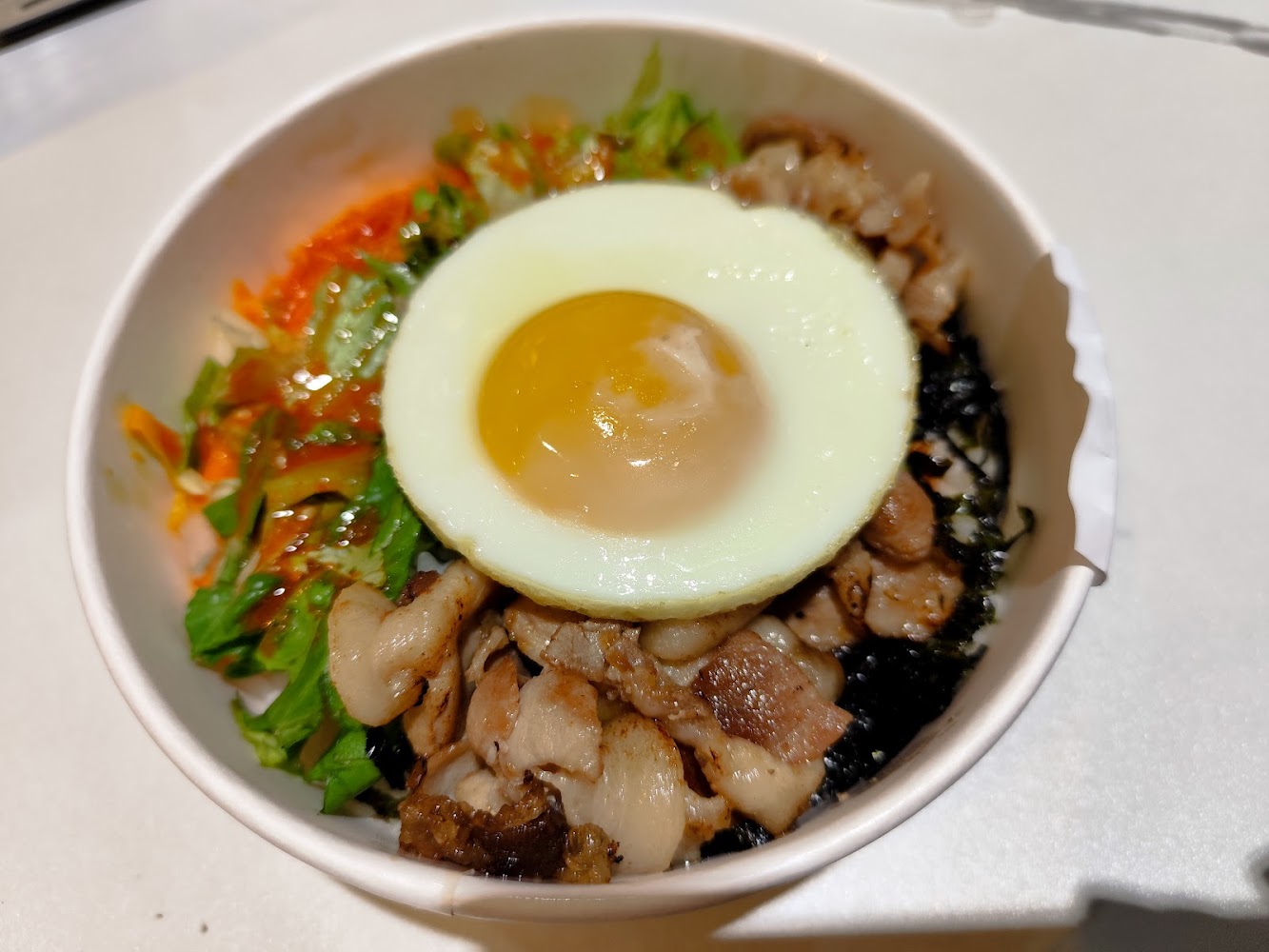 韓式丼飯有半熟蛋烤肉與海苔