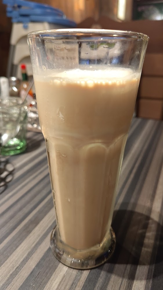 高玻璃杯裝著淡棕色奶茶
