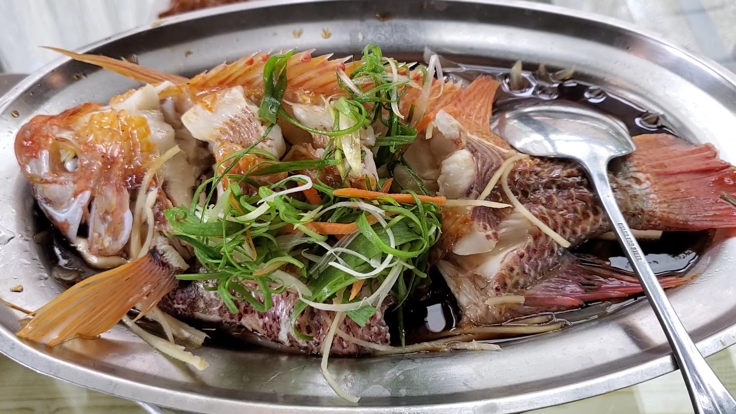 鋪滿薑絲蔥絲的清蒸魚