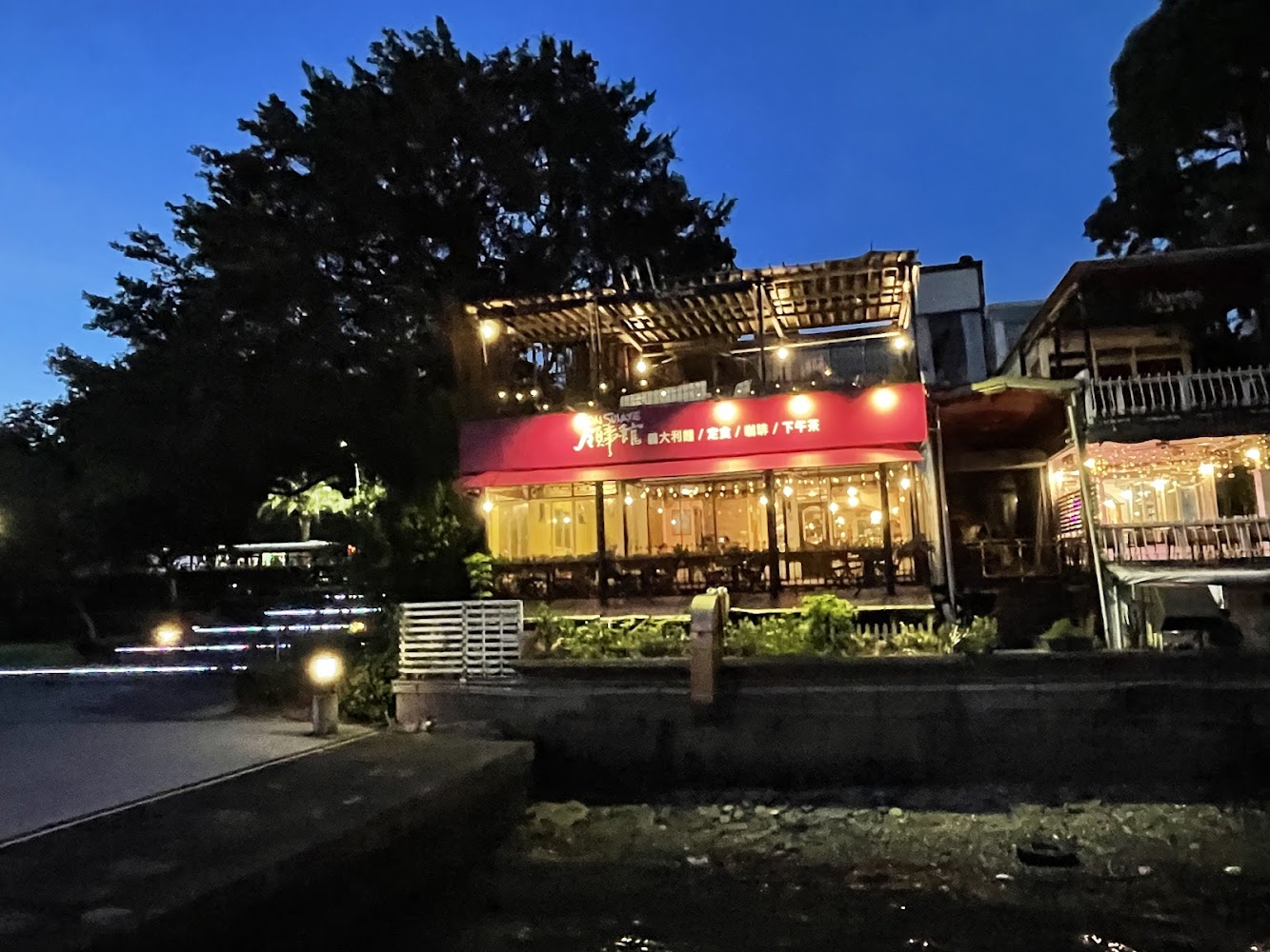 淡水領事館咖啡夜間紅色外觀