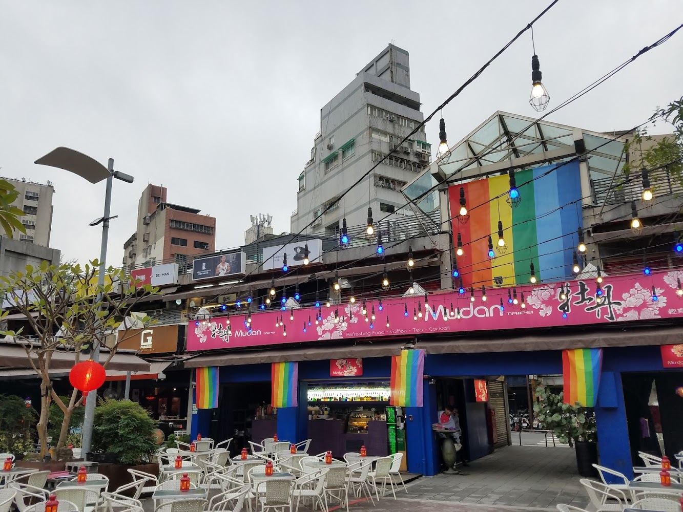 西門街頭彩虹旗餐飲店外觀