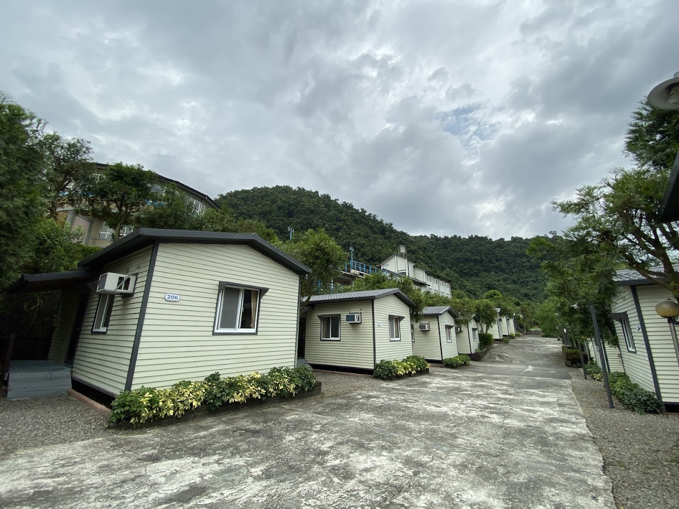 英仕山莊整齊排列的小屋住宿區