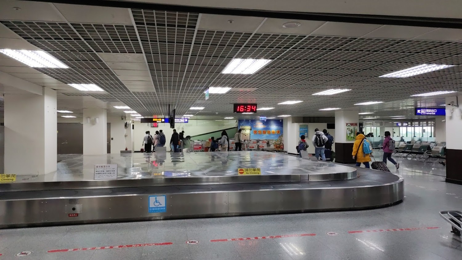 行李提領區有轉盤電子時鐘與座位
