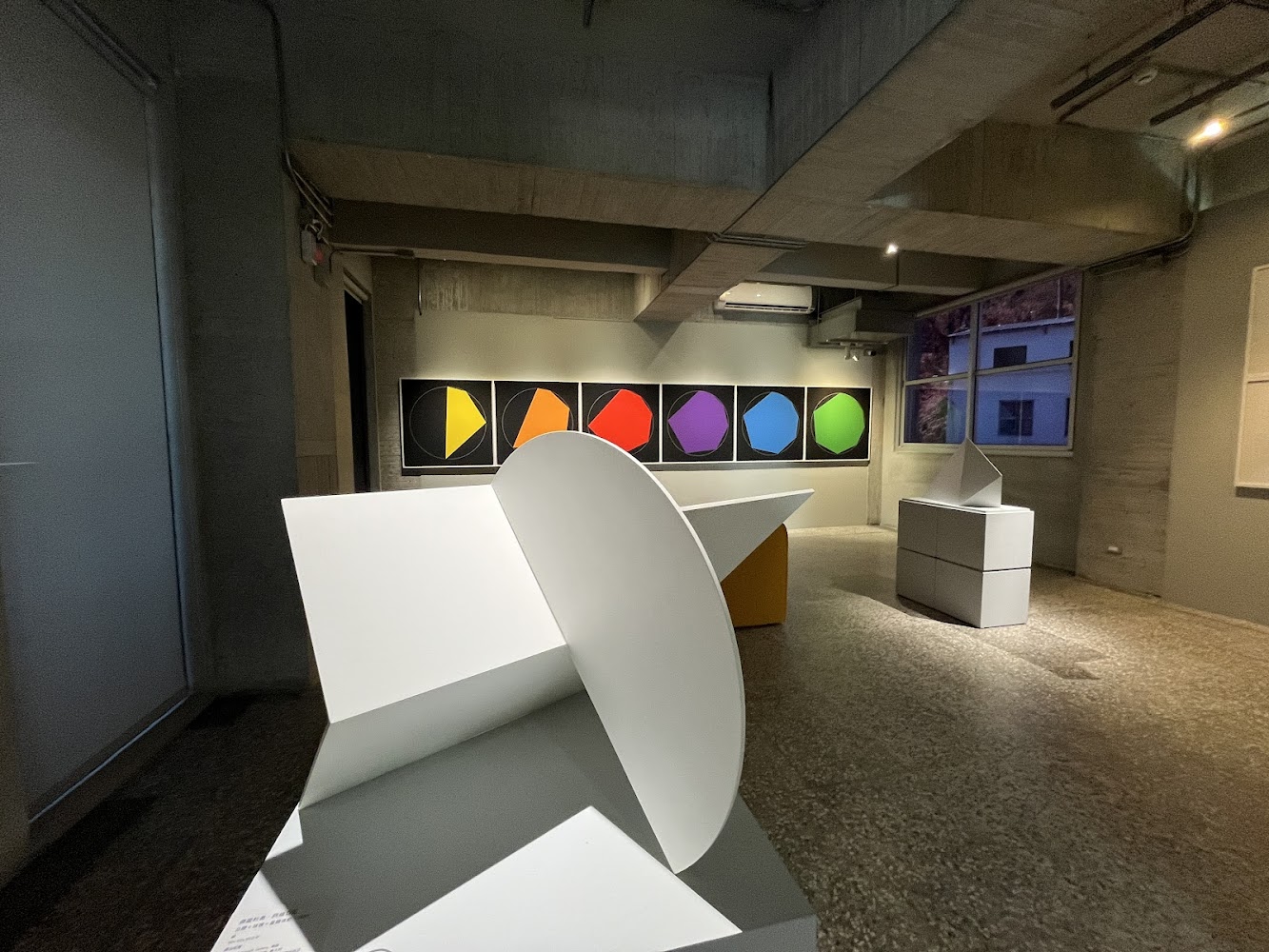 幾何雕塑與色彩鮮明幾何畫作的展間