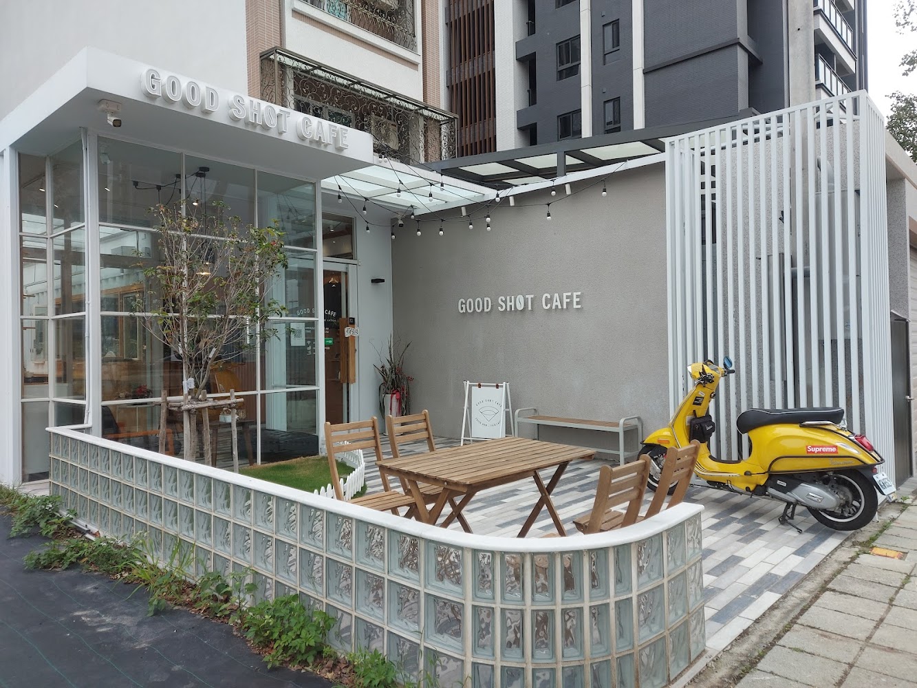 舊社咖啡外觀與戶外木桌椅