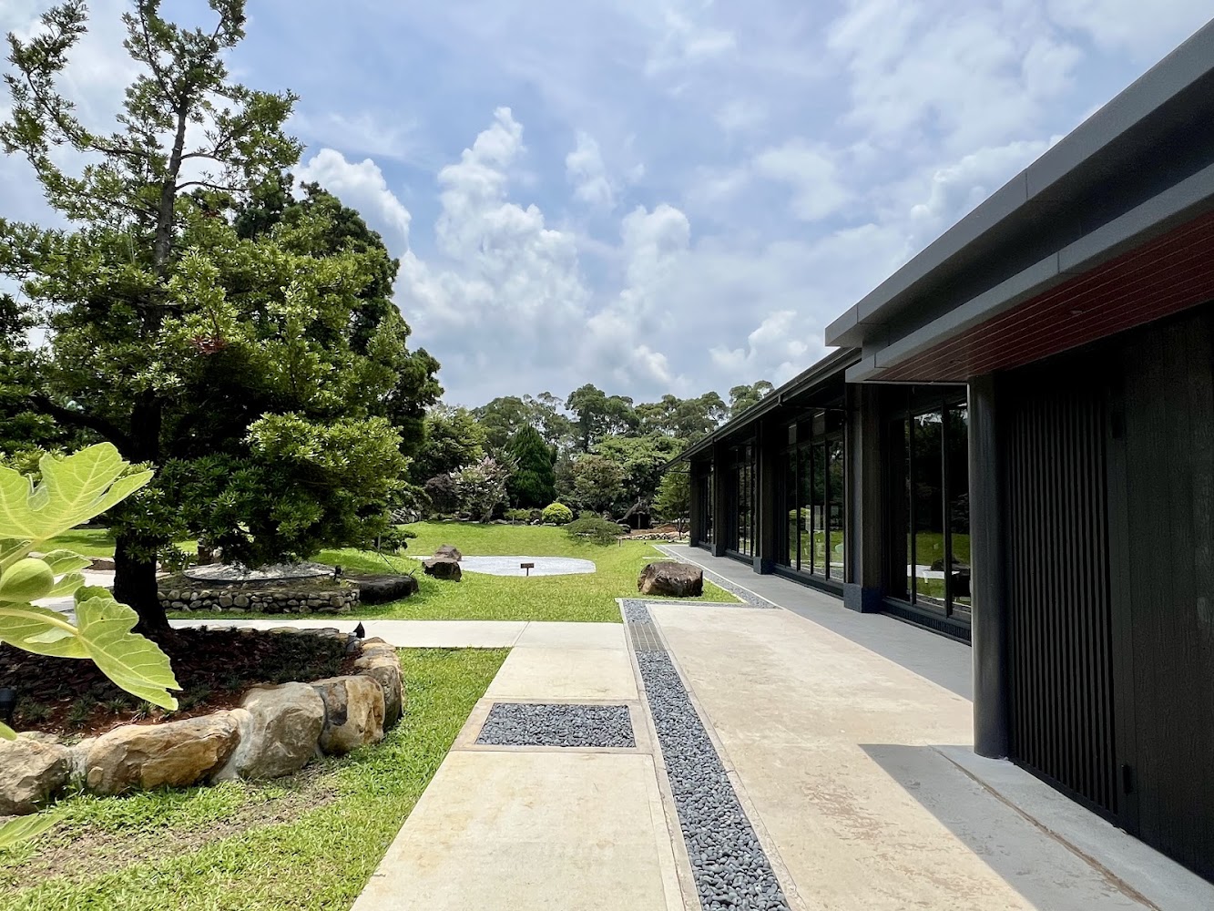 現代建築旁的日式庭園景觀