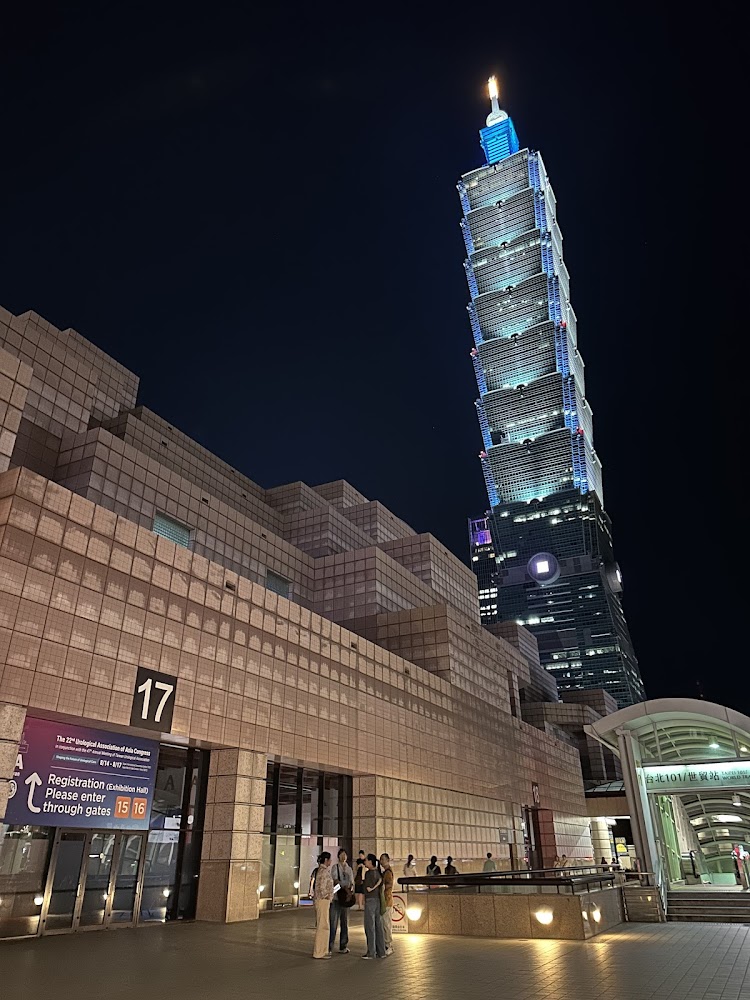 夜間點燈的台北101與世貿一館入口