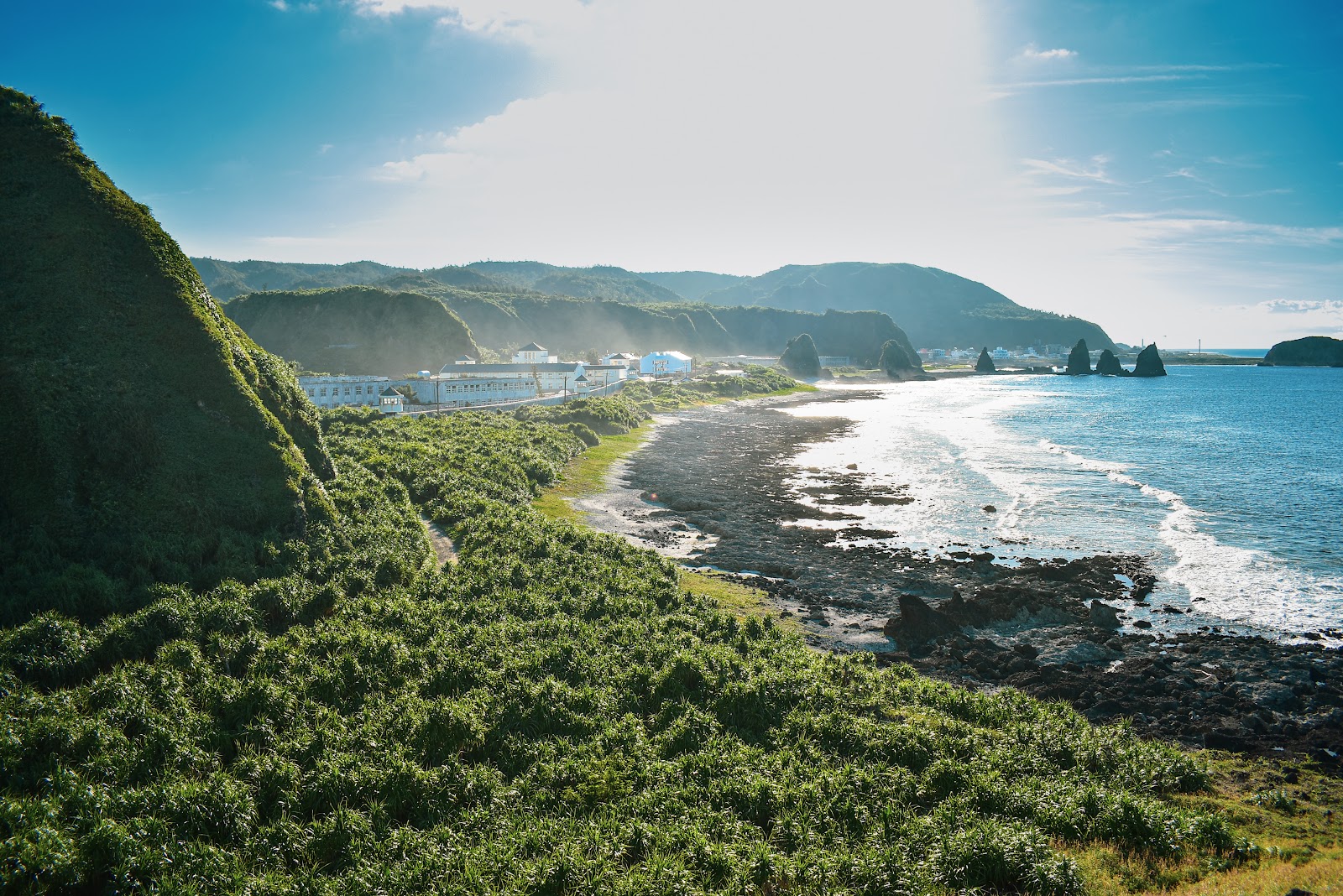 綠島燈塔高處俯瞰弧形海灣