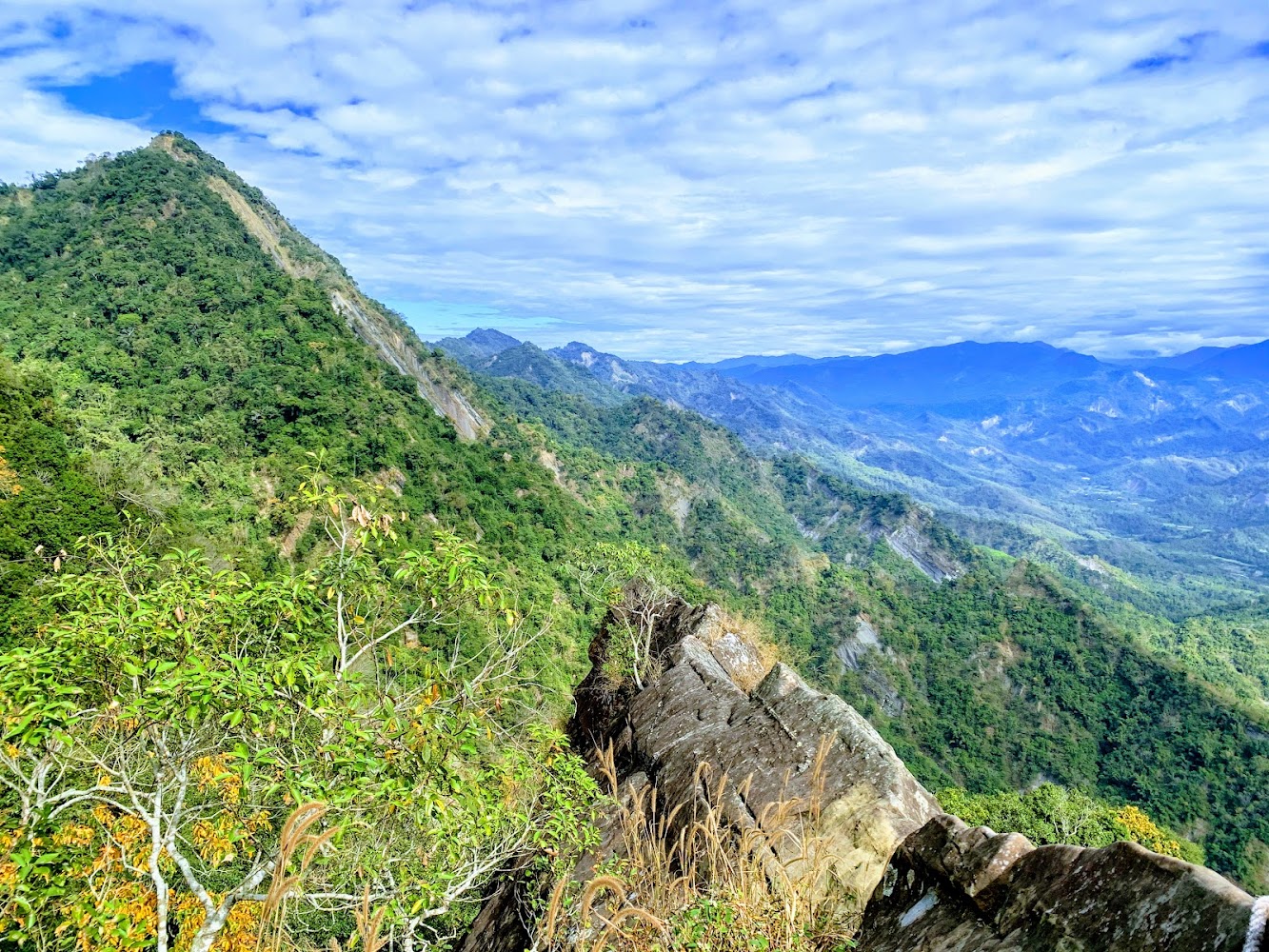 連綿山巒與藍天白雲的壯麗山景