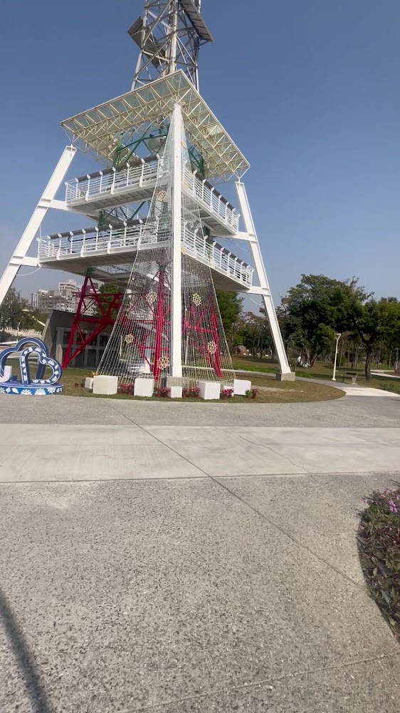 造型特殊的高塔與綠地步道，白天環境開闊明亮。