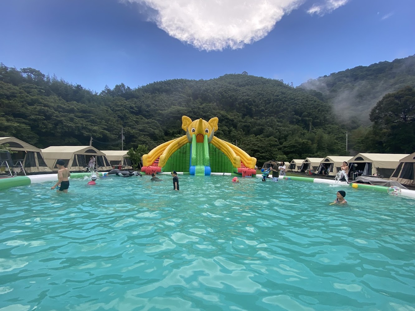 臻美營地戶外大型泳池與滑水道