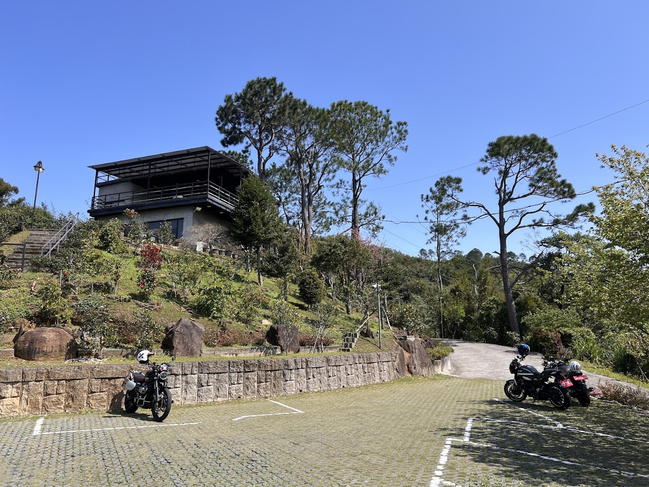 山坡上的一山景觀咖啡建築與停車空間