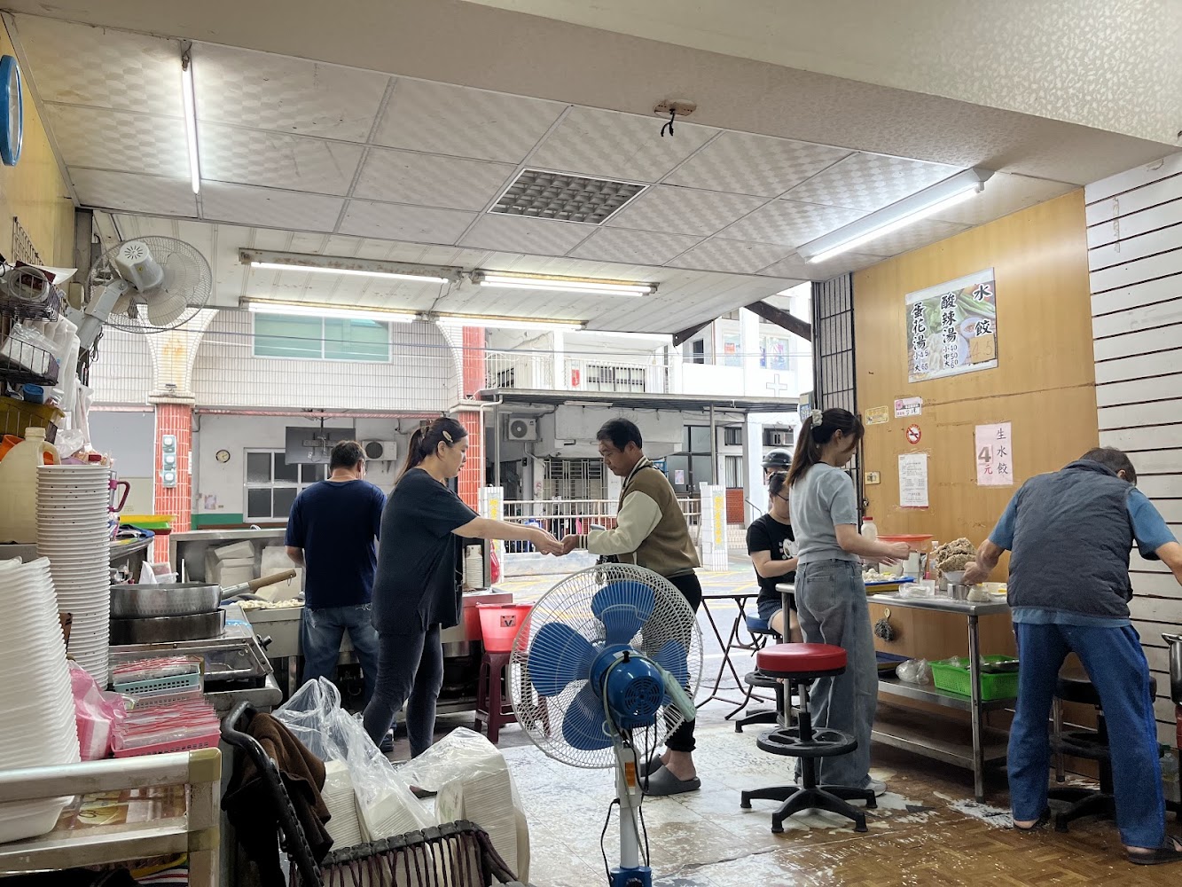 店內多位工作人員忙著準備餐點