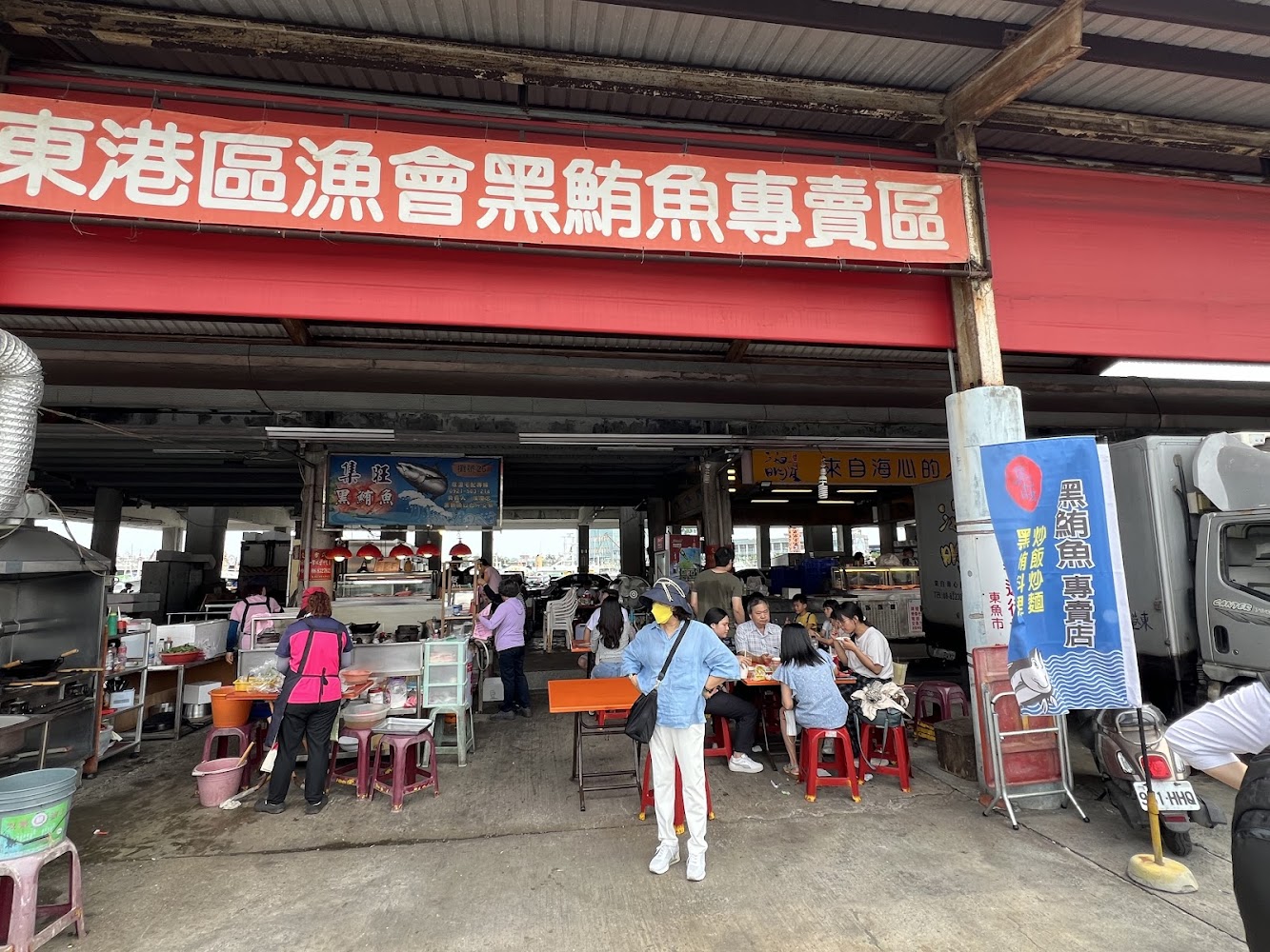 東港黑鮪魚專賣區攤位外觀與用餐人潮