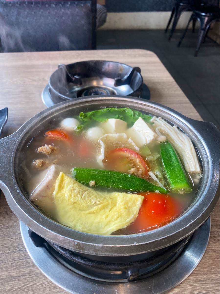 誠石火鍋個人鍋近拍，番茄、秋葵、豆腐在鍋中