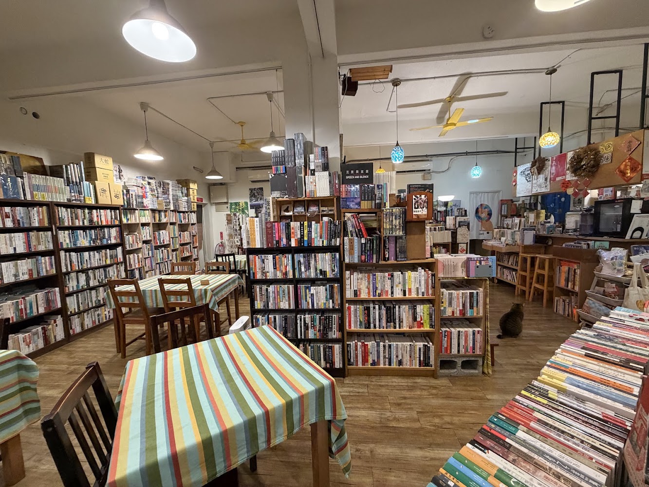 小小書房室內書架與桌椅空間