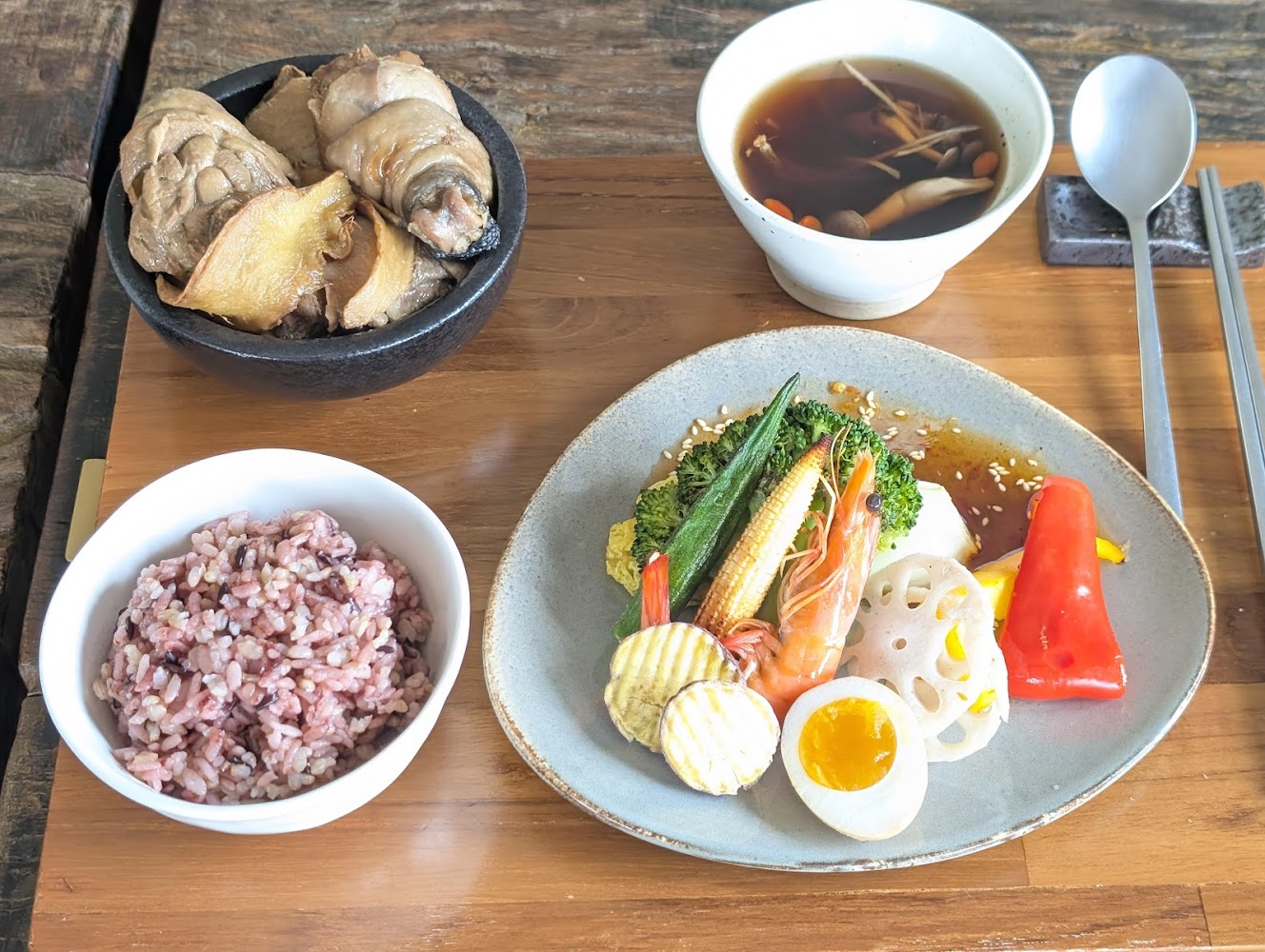 健康中式套餐，有五穀飯、蒸雞肉、拌燙蔬菜、糖心蛋與菌菇湯