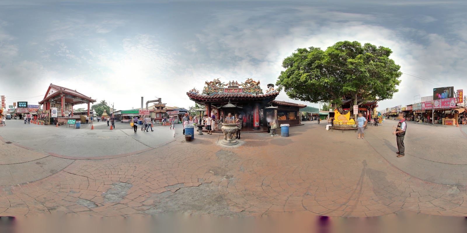 竹山紫南宮360度全景,廟宇主體居中,廣場寬敞,信徒在廟前祭拜