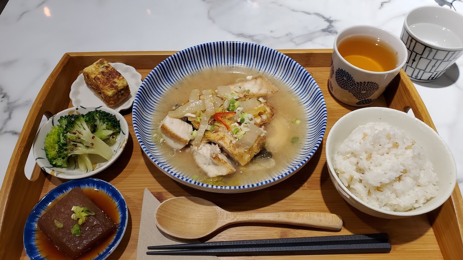 煮魚定食搭配白飯、茶碗蒸與蔬菜，精緻健康