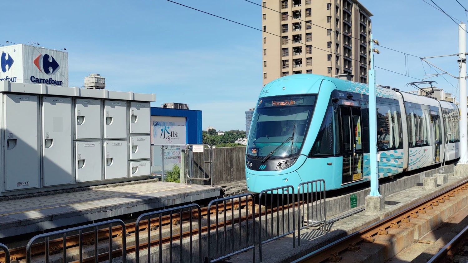 輕軌淡水行政中心站月台列車