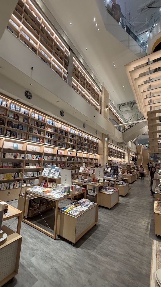 蔦屋書店新竹湳雅店兩層樓高書架空間