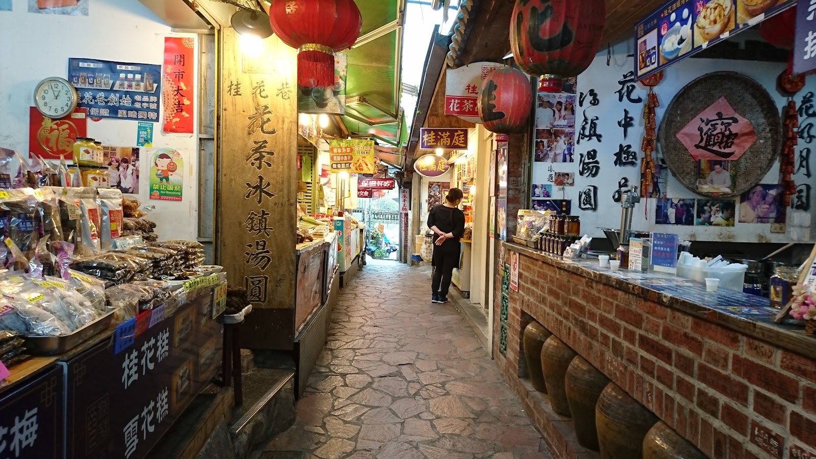 南庄桂花巷石板路內景，兩側食品店家，紅燈籠高掛