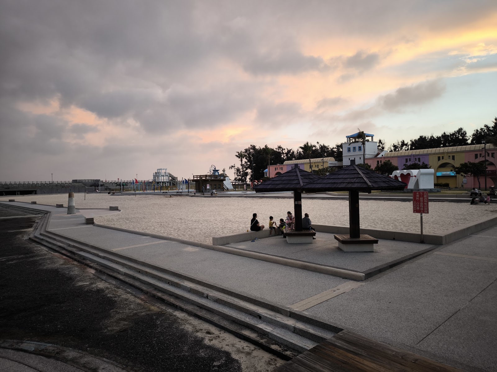 東石漁人碼頭親水沙灘廣場夕陽