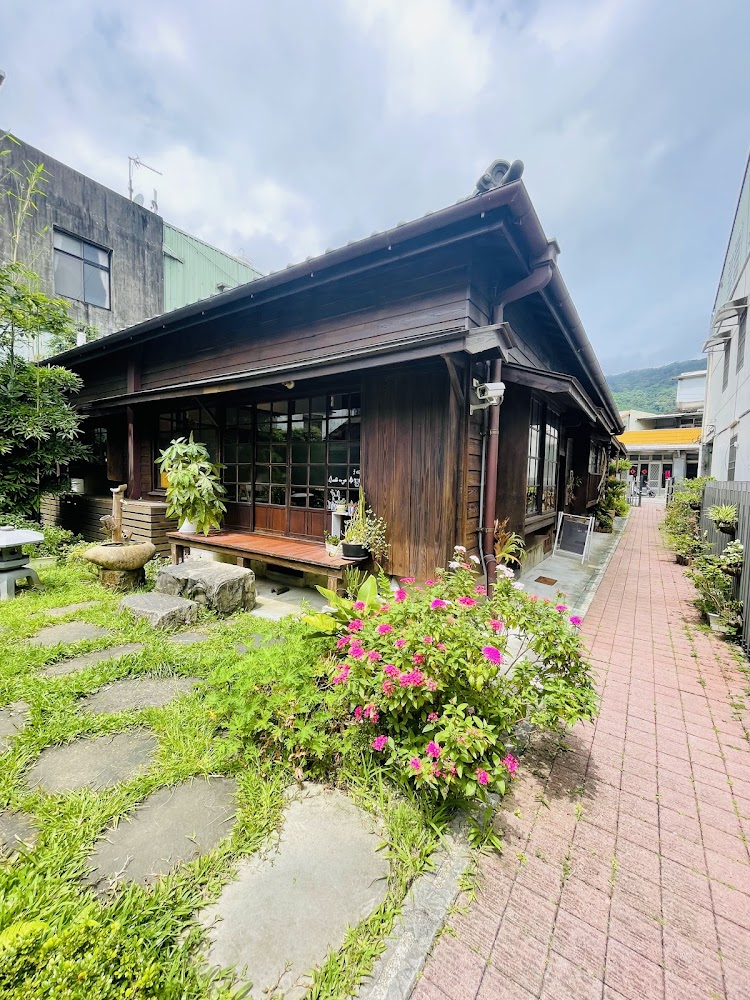 東村宿舍木造老房子與石板步道、草地與花卉