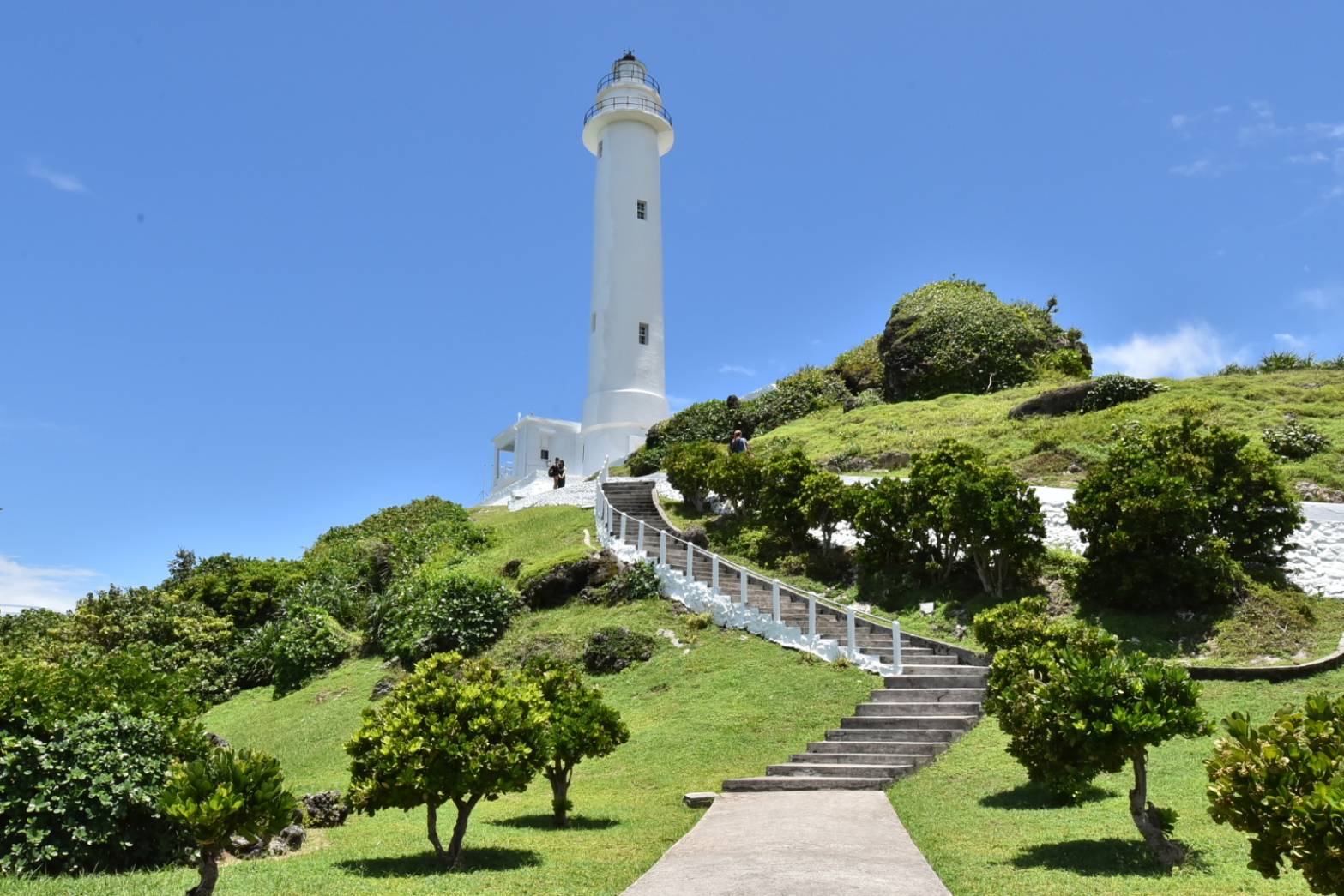 綠島燈塔白色塔身正面石階藍天